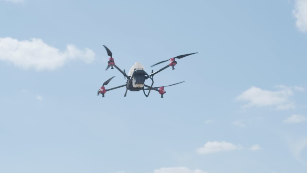 파란 하늘 에서 비행 하는 카메라 를 탑재 한 전문 드론