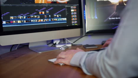 editing di editor video irriconoscibile su un computer in uno studio di produzione multimediale