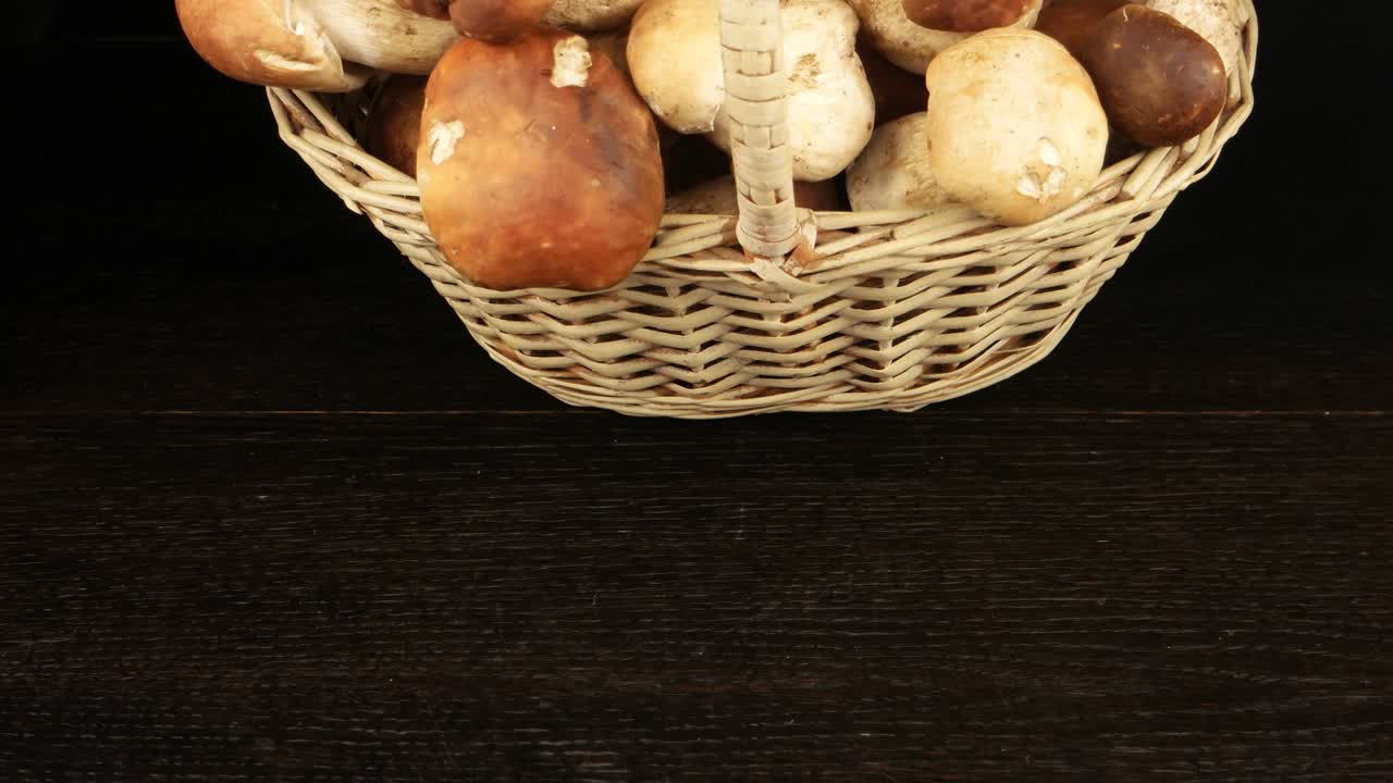 setas de cerdo en una canasta de mimbre