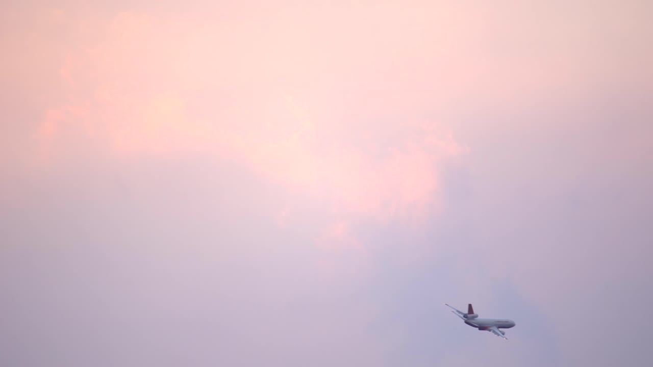 콜로라도 하늘을 날고 있는 에어 탱커 비행기