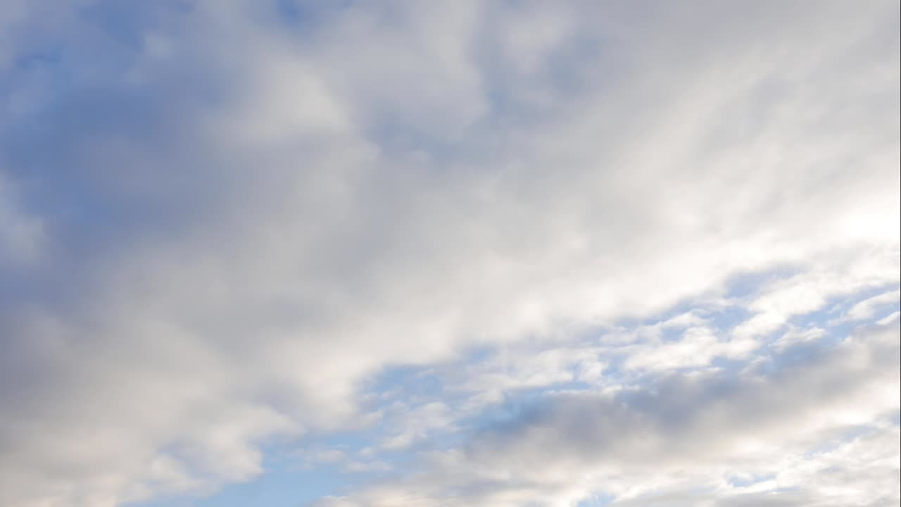 cielo azul nubes blancas. nubes puffy fluffy blancas. nube cúmulo scape lapso de tiempo. verano cielo azul lapso de tempo. dramático majestuoso increíble cielo azul. nubes blancos suaves se forman. nubes fondo lapso de time