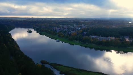 Zoom-Aéreo-En-El-Pueblo-De-Birstonas-Junto-Al-Río-Memis-Al-Atardecer-Con-Nubes