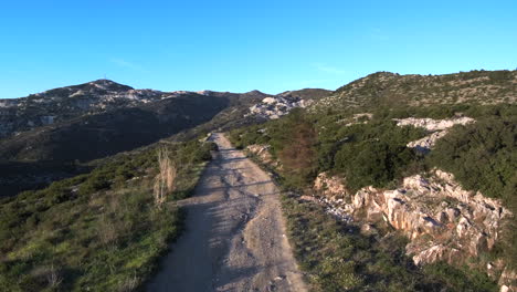 el dron captura la magia de la puesta de sol de penteli sobre su carretera de grava.