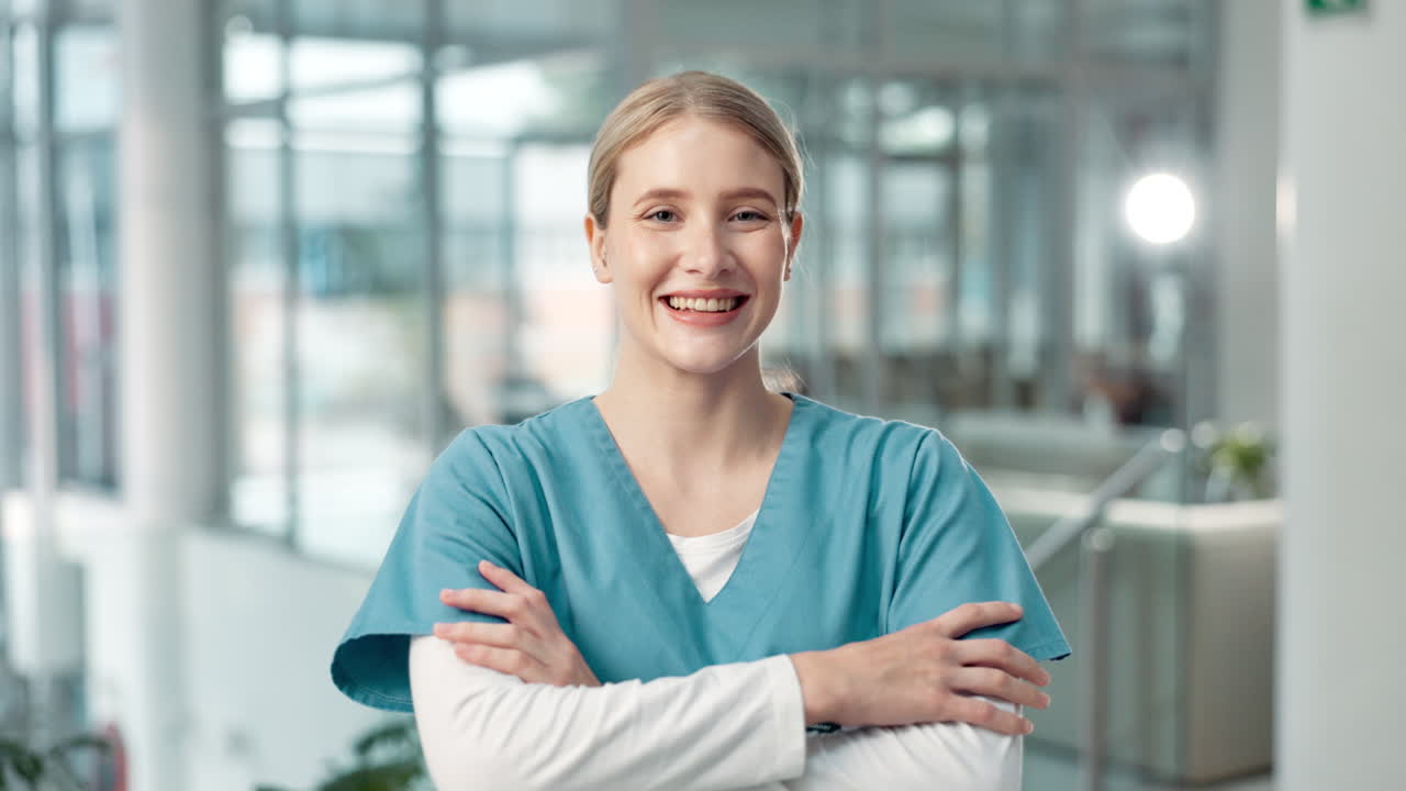 En smilende sundhedsperson