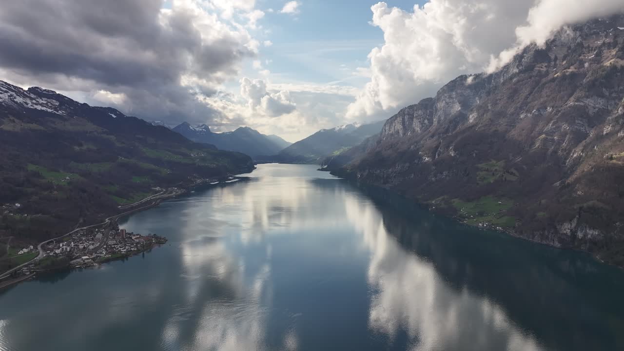 vista en cámara lenta del lago walensee en suiza