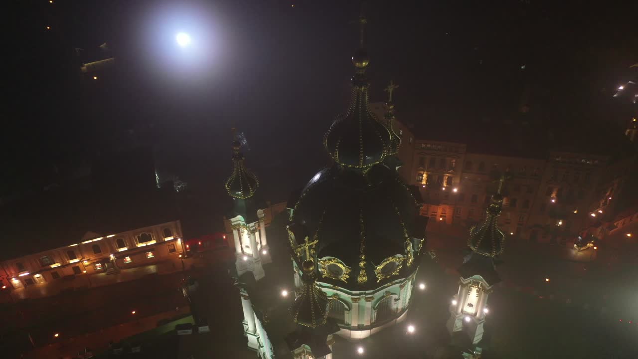 взгляд с воздуха на церковь ночью