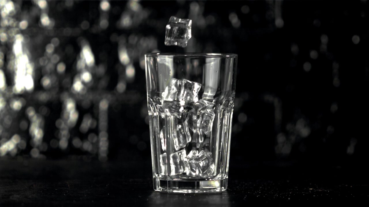 Isterninger falder ned i et tomt glas i slowmotion
