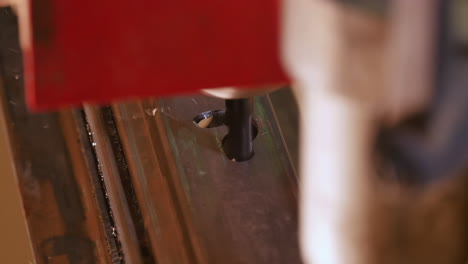 perforar un agujero en una viga metálica