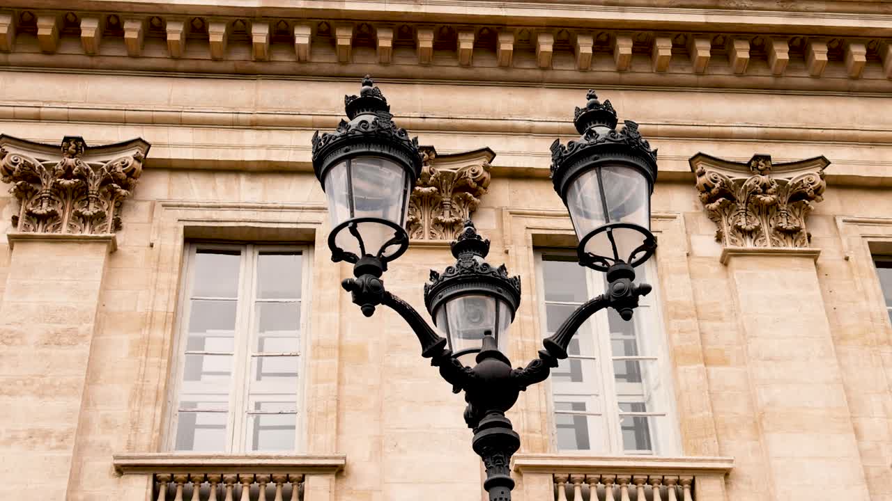 역사적인 건물 전면에 대한 거리 램프