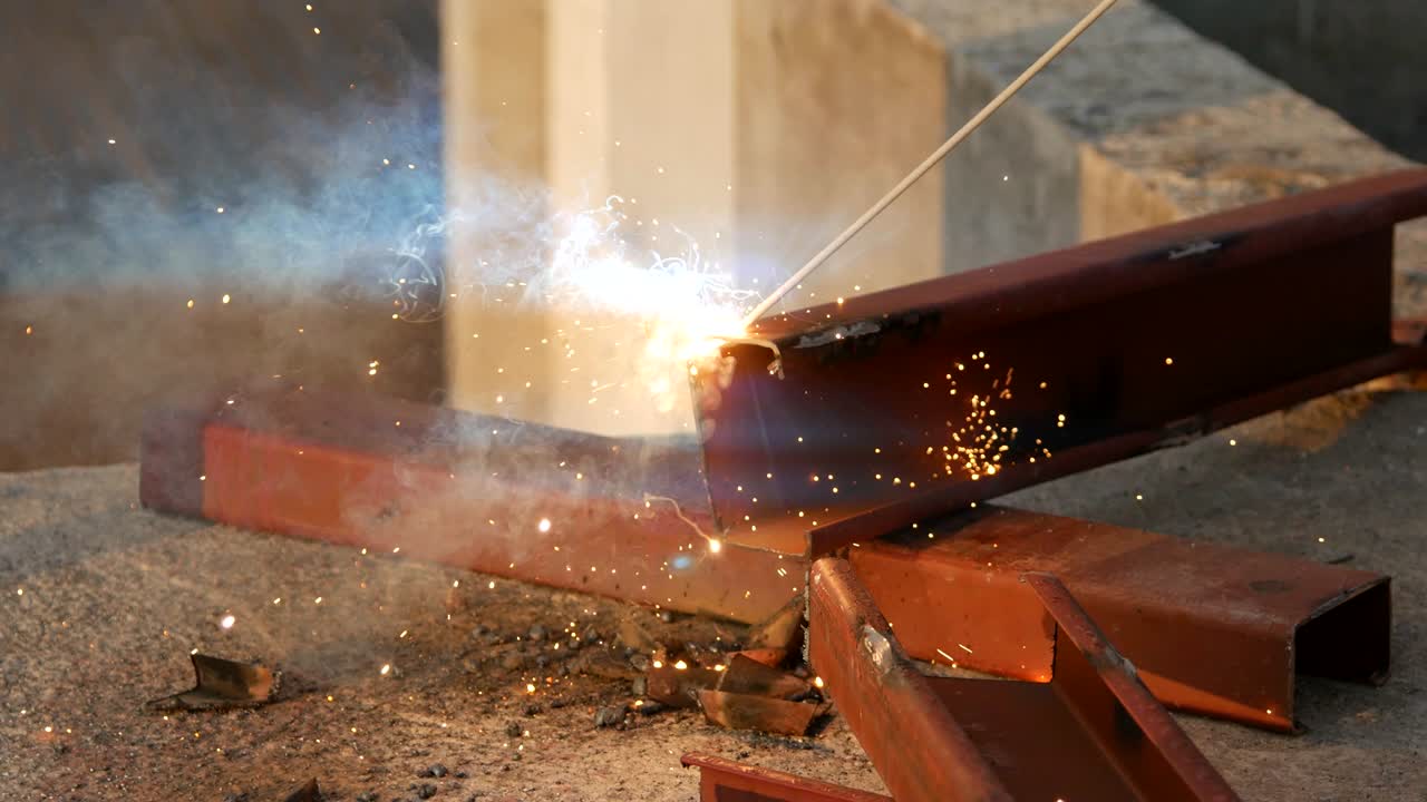 절단 강철 채널 (강철 c 채널) 은 철을 는 동안 불꽃을 일으킨다.