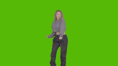 Studioaufnahme-Einer-Jungen-Frau,-Die-Spaß-Beim-Tanzen-Gegen-Green-Screen-Hat-26