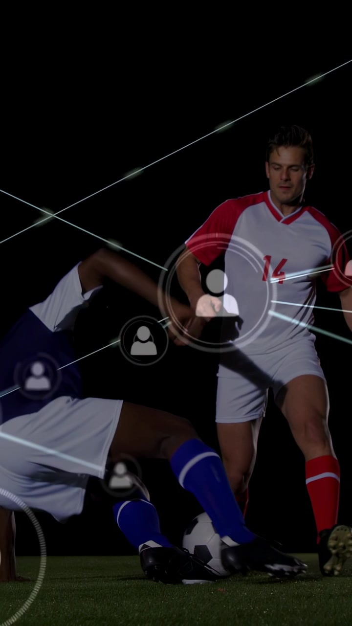 Video verticale: Giocatore con maglia bianca numero 14 che avanza verso la palla mentre un giocatore con maglia blu scivola, con un'interfaccia sportiva sovrapposta che traccia il movimento