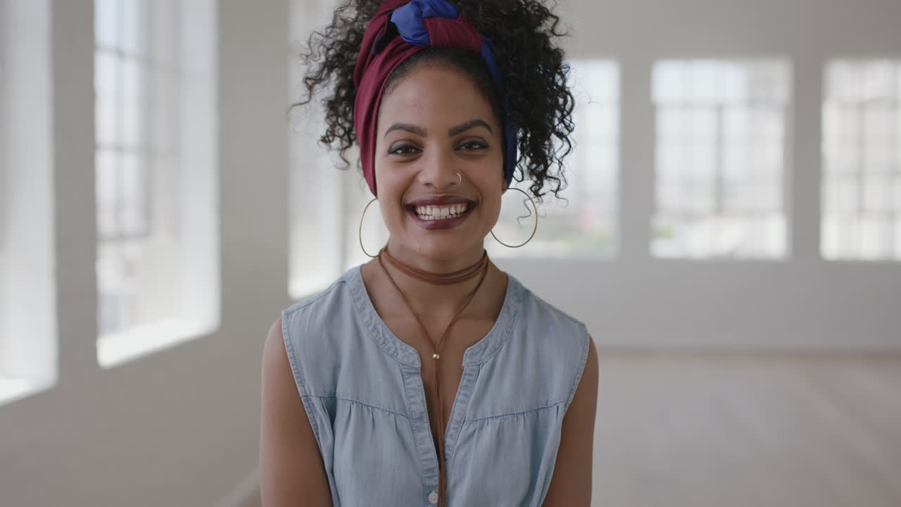 retrato de jovem mulher hispânica independente rindo alegre orgulhosa desfrutando de uma mudança de estilo de vida bem sucedida em um novo apartamento