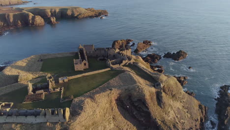 Vista-Aérea-Del-Castillo-De-Dunnottar-En-Aberdeenshire