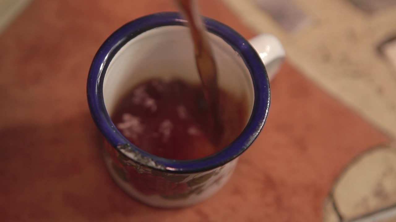 llenar una taza de café negro