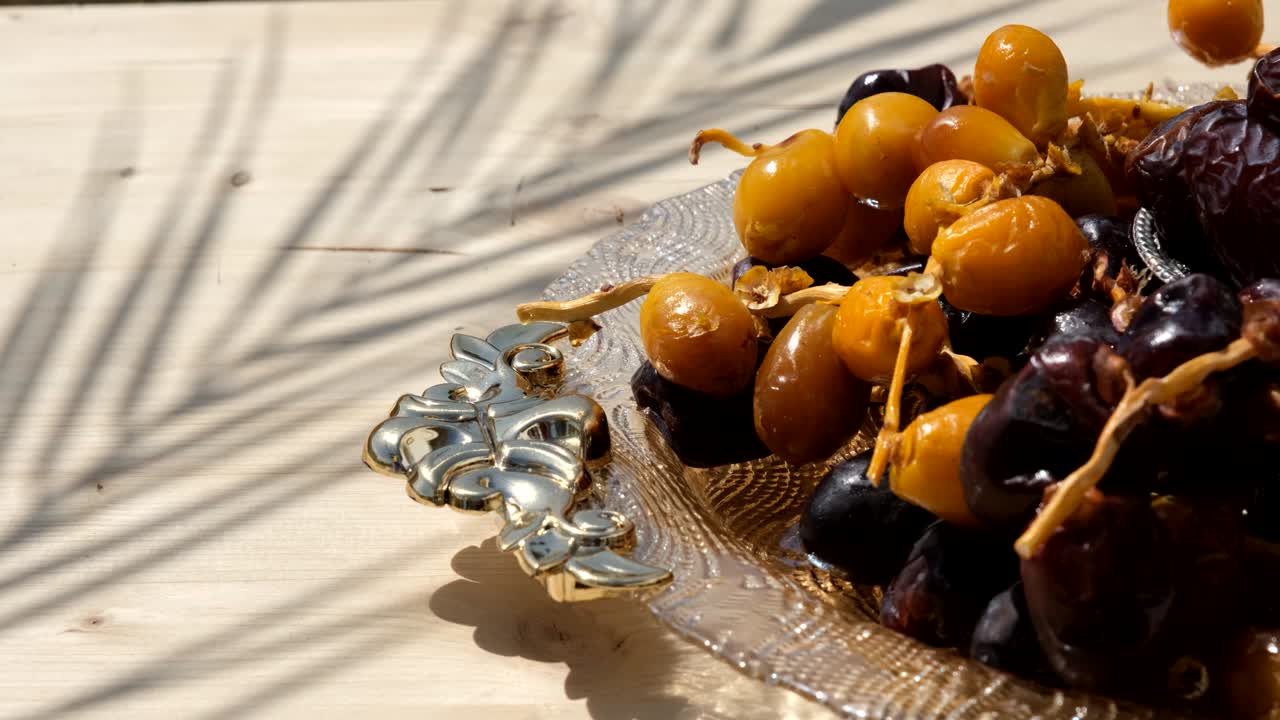 빛 아래의 신선한 달 과일.