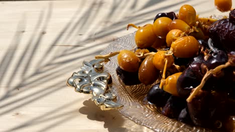 frutas de dátiles frescas bajo la luz del sol.