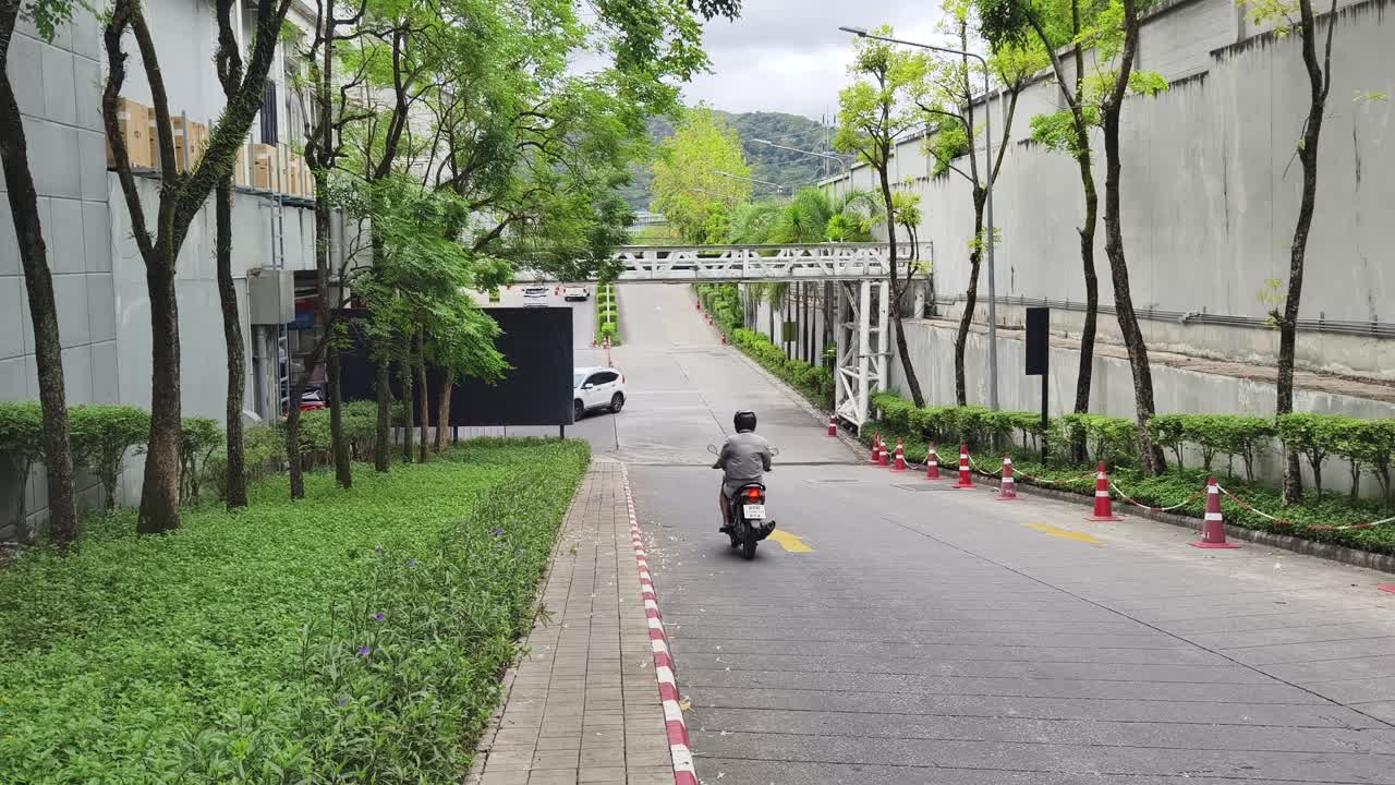 산업 지역 도로와 오토바이 운전자