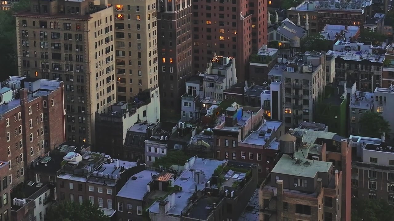 Udsigt over bygninger og hustage i New York City i skumringen