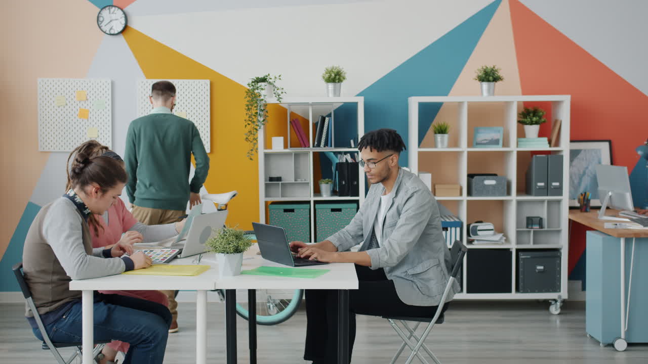 reunión de equipo creativo en una oficina moderna