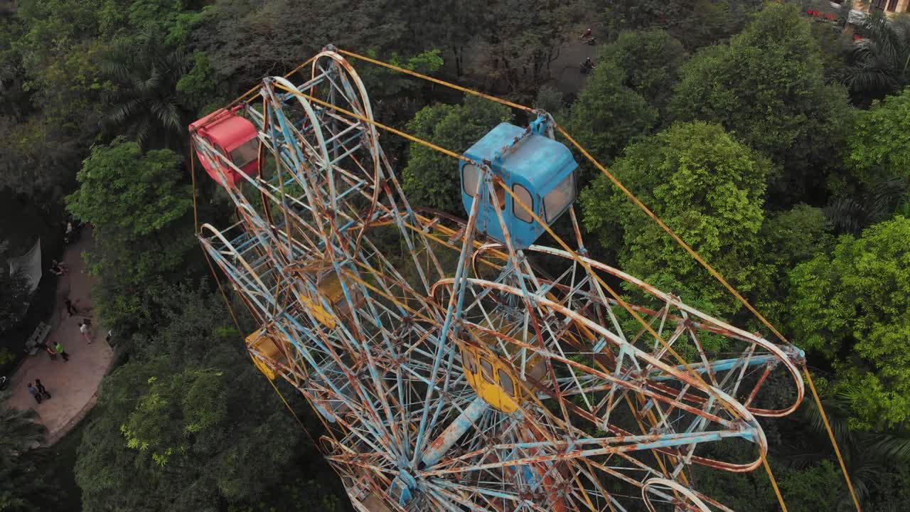 volando sobre la rueda de la fortuna abandonada en hanoi, vietnam, desde el aire