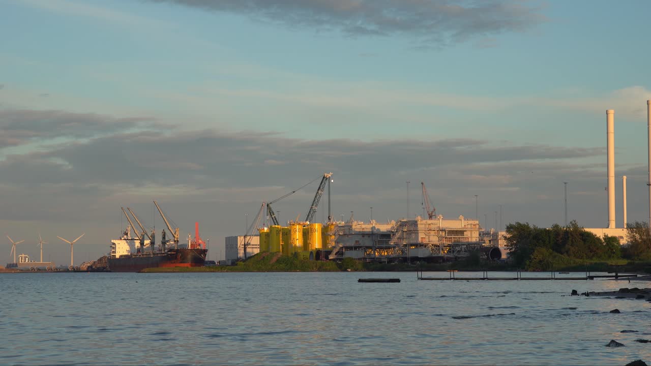 바람 터빈 (vnad) - aalborg의 해안에 있는 산업 시설.