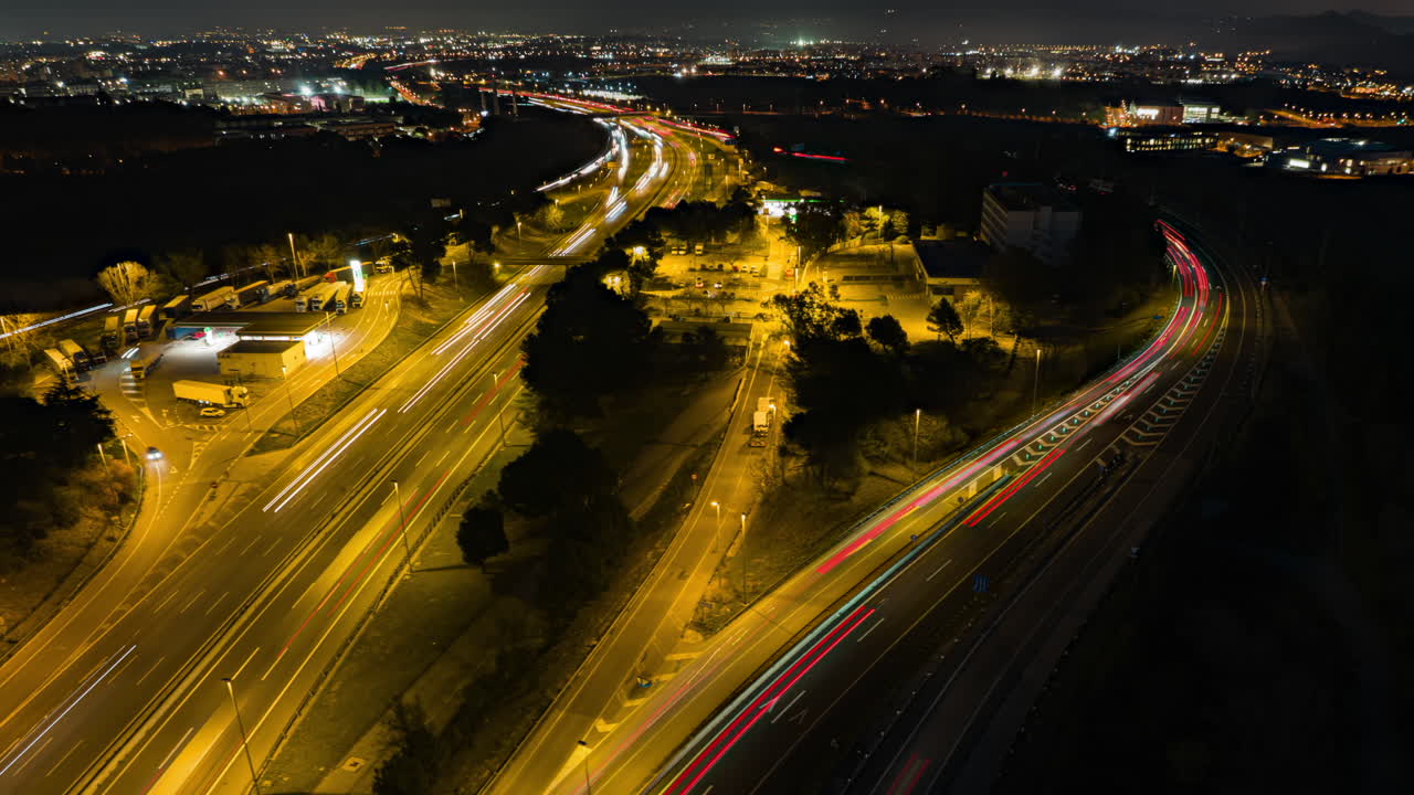 시간 경과 항공 전망 조명 된 교통 헤드라이트 피크 시간 밤에 바쁜 다운타운 고속도로를 운전