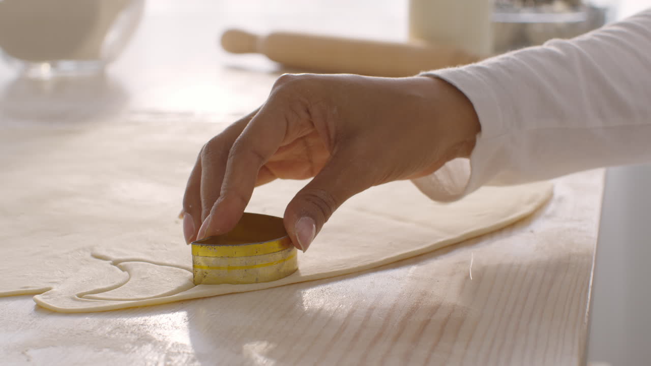 Preparazione di biscotti a forma di luna