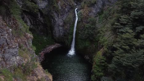 hermosa cascada, corriente de agua de montaña que cae del acantilado, naturaleza intacta en patagonia, argentina, sudamérica
