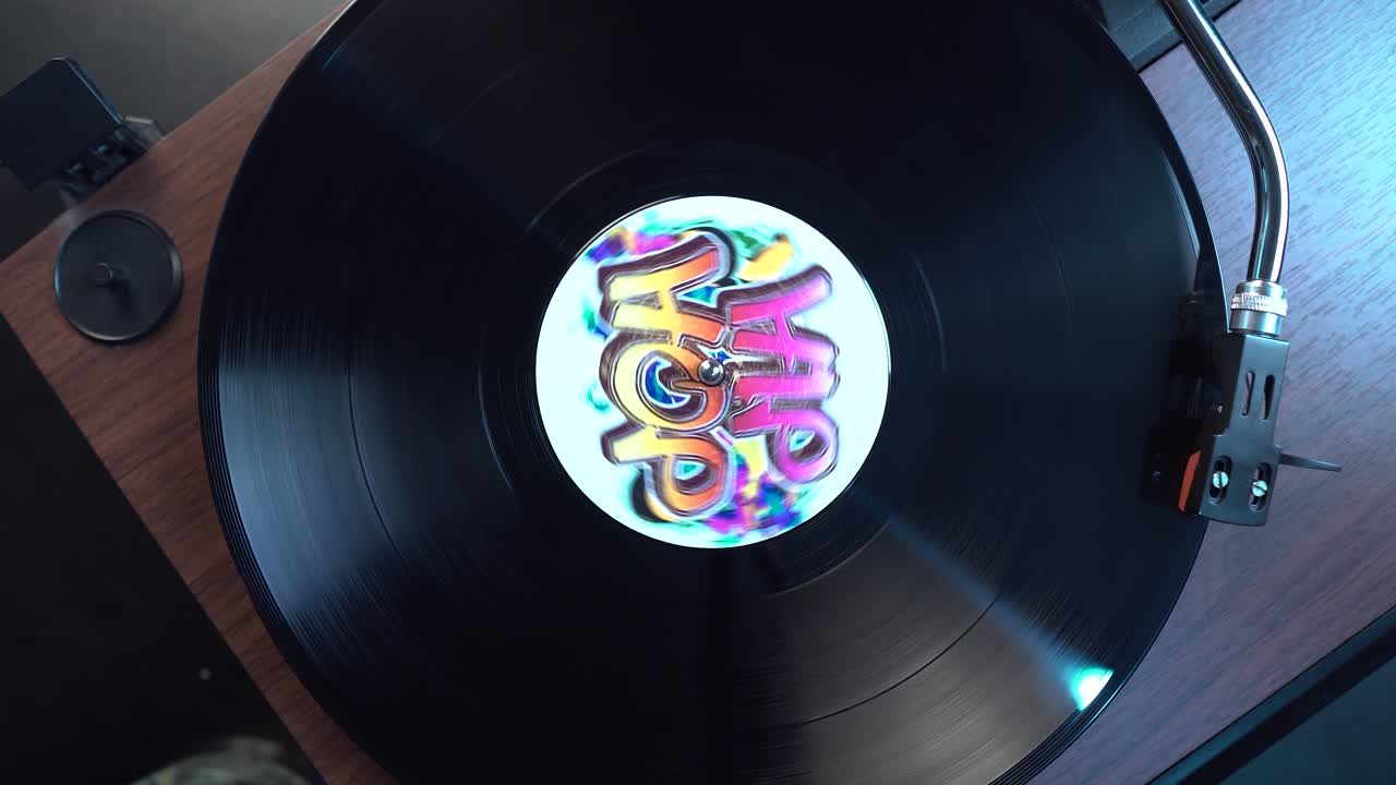 Avvio riproduzione di un disco in vinile con musica hip hop, audio vintage, vista dall'alto