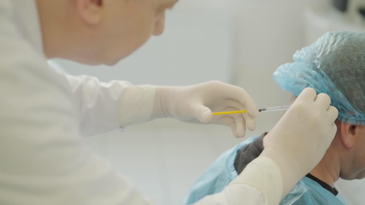 un médico que administra inyecciones de botulino a un paciente como tratamiento para el bruxismo y la espasticidad. el entorno clínico hace hincapié en la profesionalidad y la experiencia médica