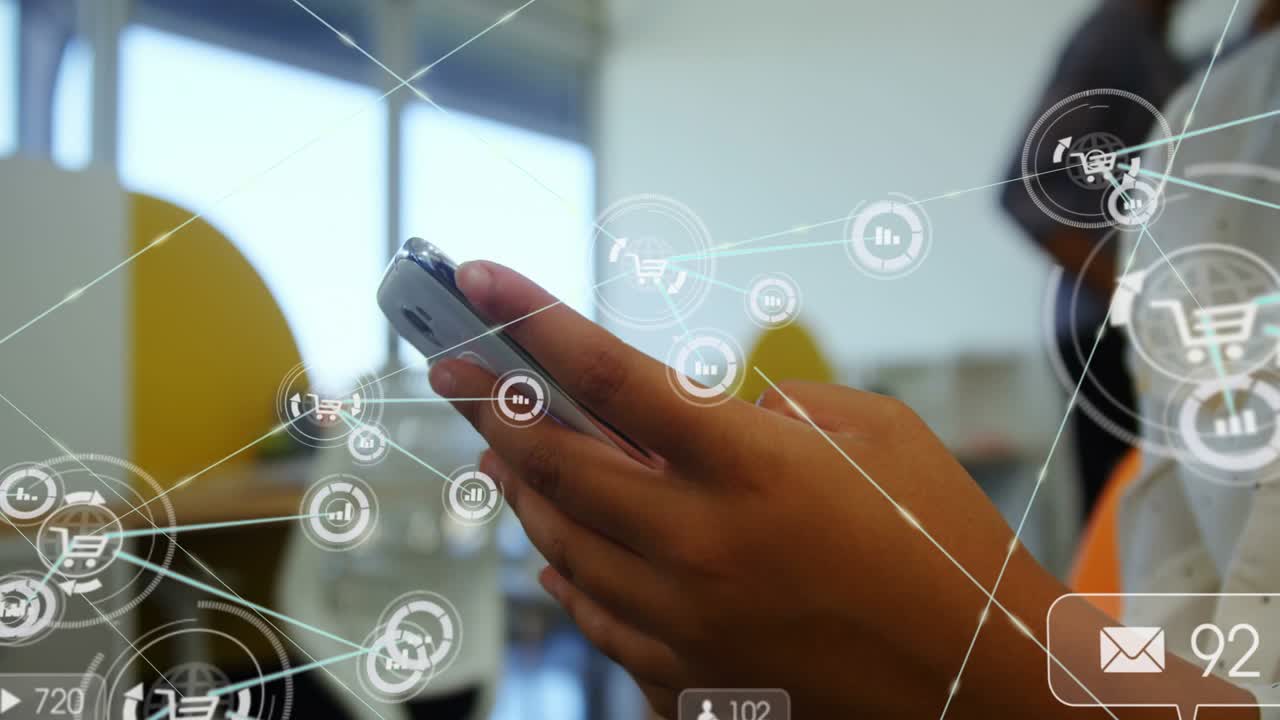 Büromitarbeiter reagiert auf Benachrichtigungen, tippt und wischt auf dem Telefon, um Daten zu verwalten, während sich AR-Symbole erweitern.