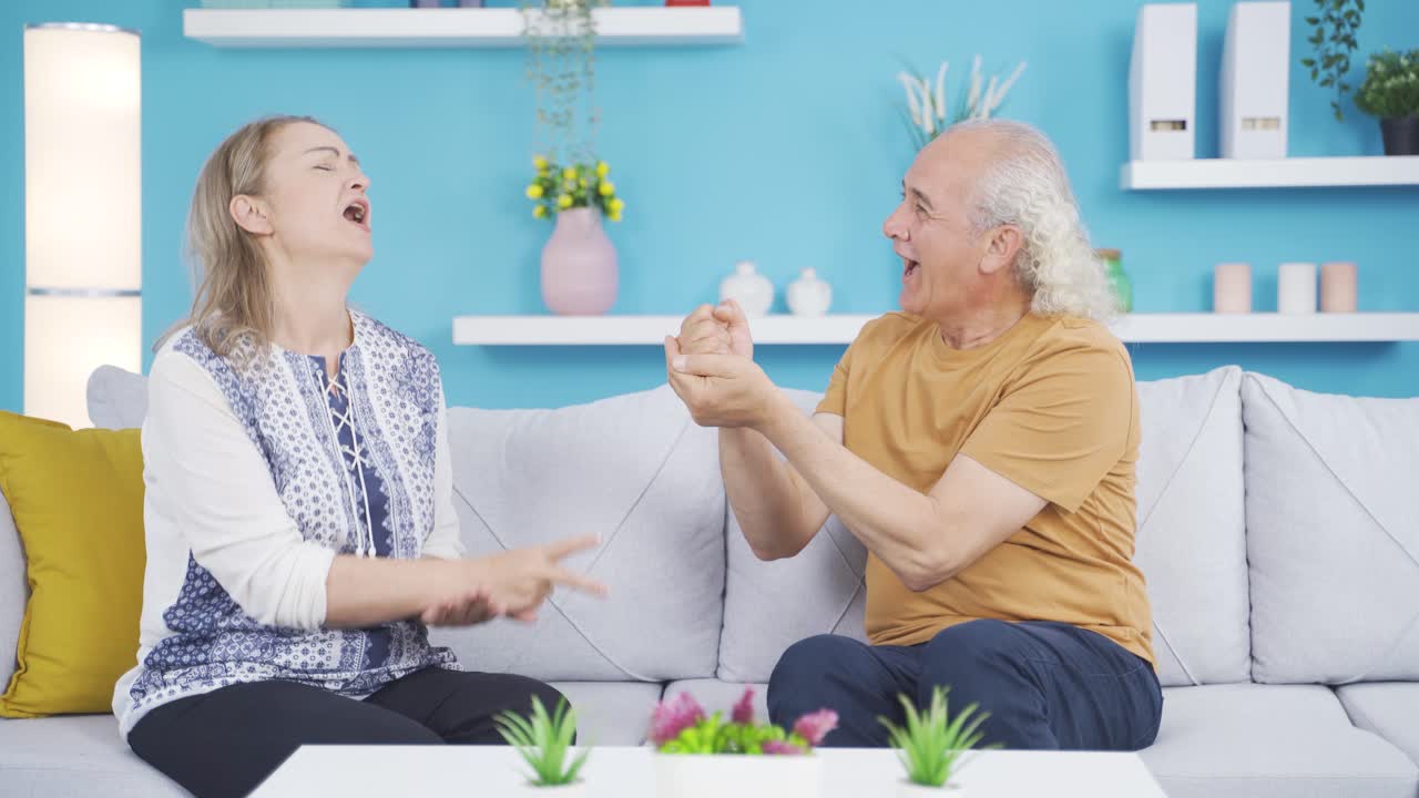 부부가 집에서 재미있는 게임을 하고 있습니다.