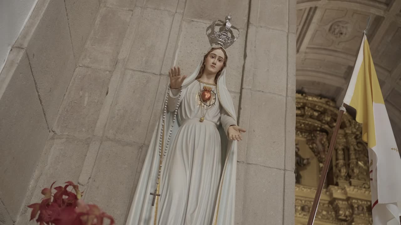 가톨릭 교회 안, 성심과 묵주를 가진 왕관을 쓴 성모 마리아 상