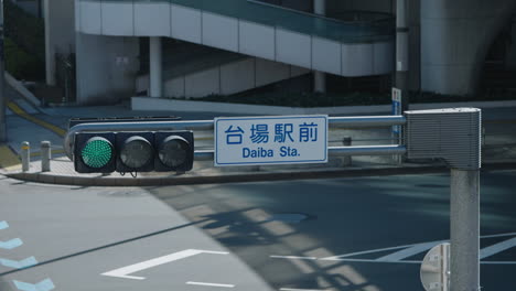 Traffic-Light-Turning-From-Red-To-Green-At-The-Intersection-In-Daiba,-Tokyo