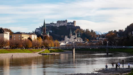 el paisaje fluvial de salzburgo y la fortaleza de hohensalzburg