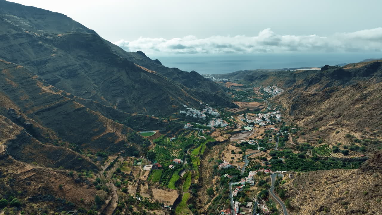 agaete en perspectiva del cielo: destacando las montañas y el pintoresco valle en verano
