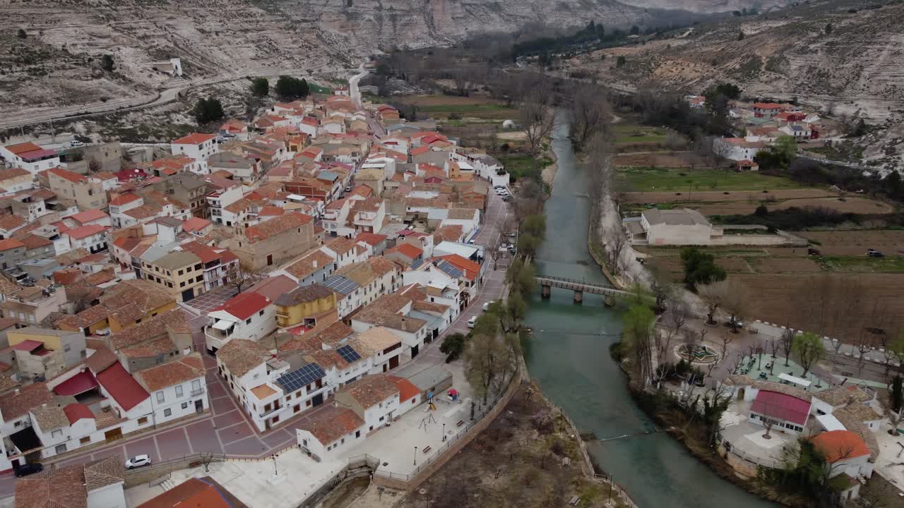 Grabación cinematográfica 4K con dron del pueblo de La Recueja en Castilla-La Mancha, España, enclavado en el espectacular cañón del río Júcar y los acantilados de piedra caliza.