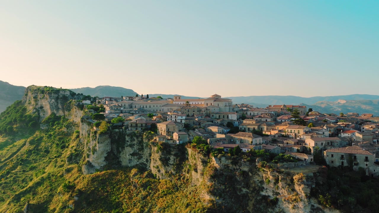 Vista aerea di uno storico villaggio italiano arroccato su una scogliera