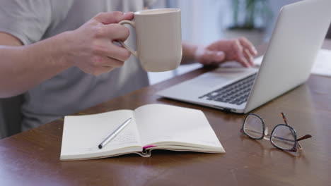 Café,-Como-Una-Pequeña-Animadora-En-Una-Taza