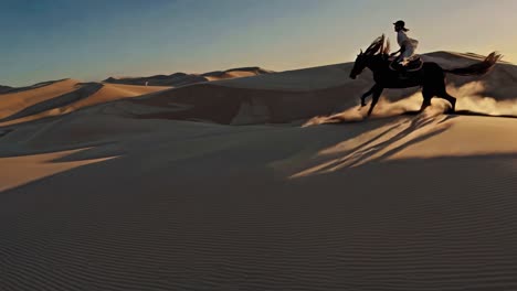 montar a caballo en el desierto al atardecer
