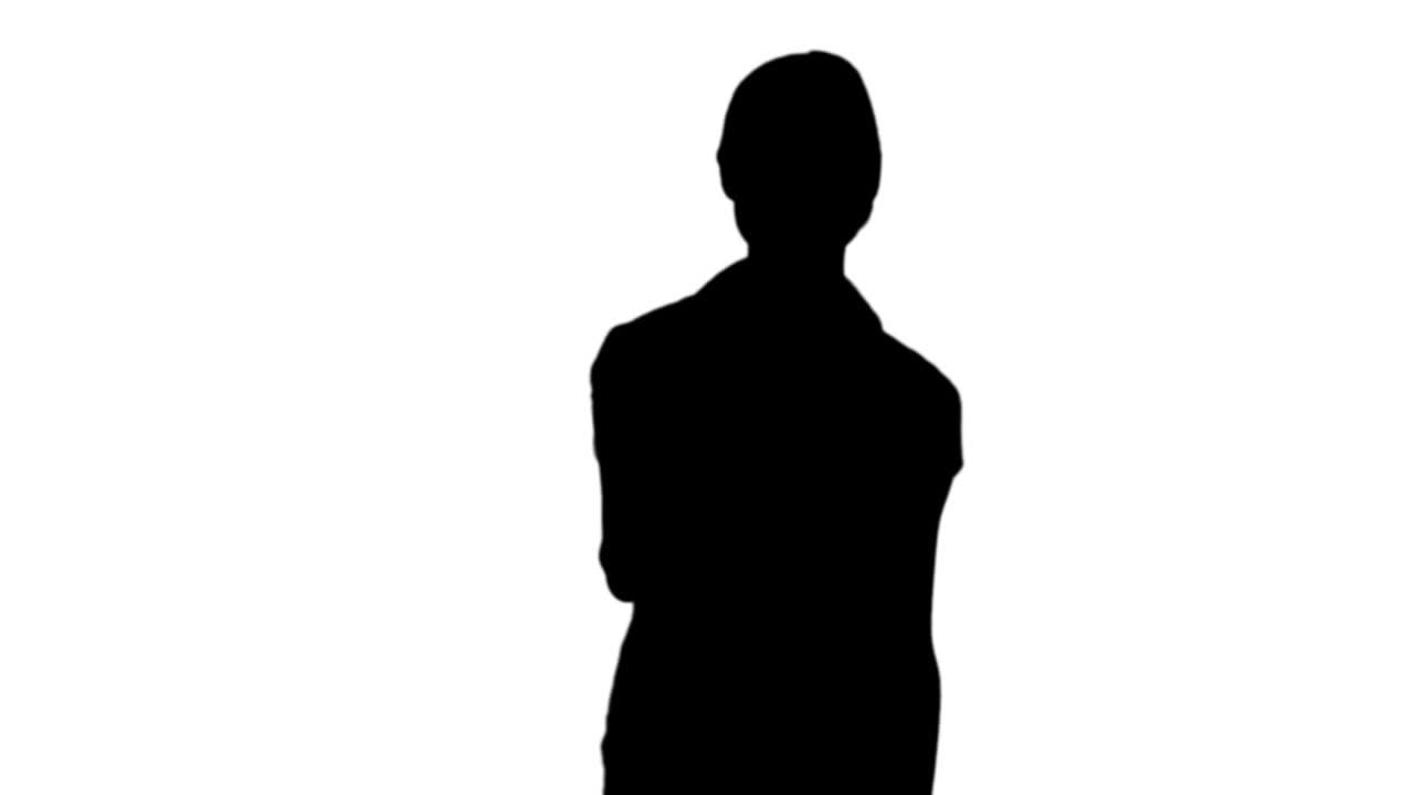 검은 실루으로 쓰는 여자