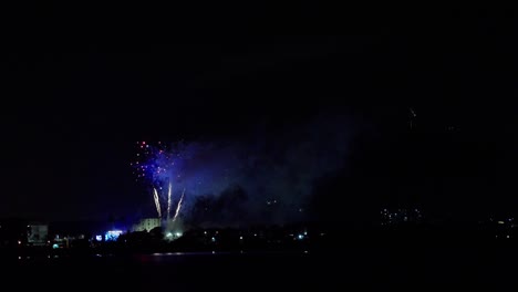 ciudad de panamá en la víspera de año nuevo, espectáculo de fuegos artificiales