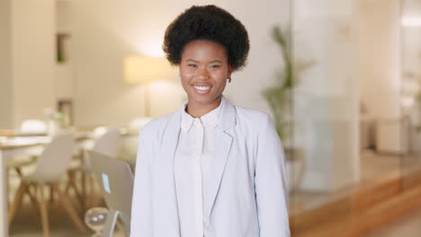 Retrato-De-Una-Mujer-Afro-Profesional-Mirando