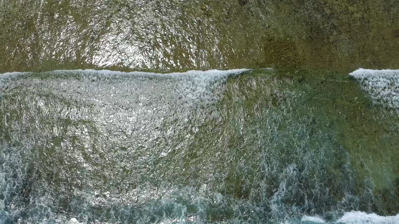 물의 힘을 보여주는 해안의 파도 공중 촬영