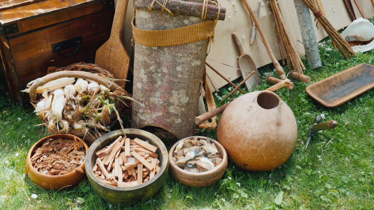 оружие посуда и другие предметы быта индейцев у вигвама