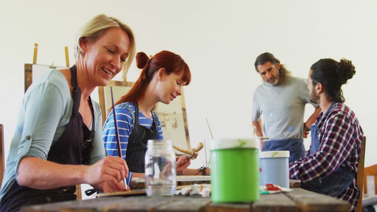 profesor de dibujo ayudante de artista en dibujo 4k