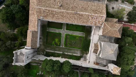 antiguo patio del monasterio en mljet, vista aérea de un jardín verde simétrico