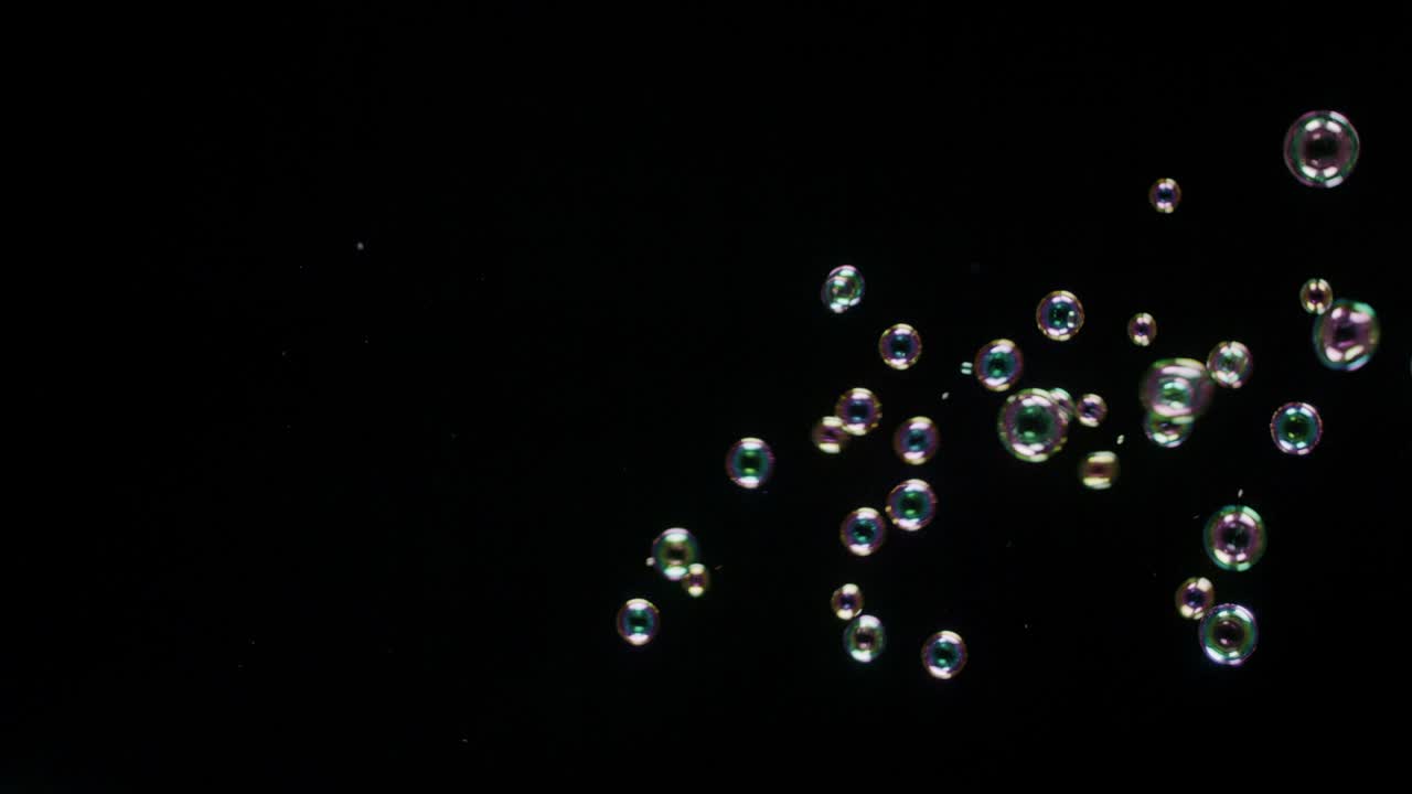 검은 바탕에 분리 된 수프 거품