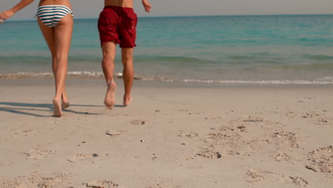 Pareja-Feliz-Corriendo-Hacia-El-Mar